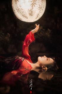 浮灯灿烂,点亮夜空，映照人间繁华